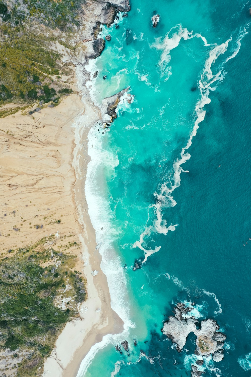 Vista aérea de uma praia de águas claras